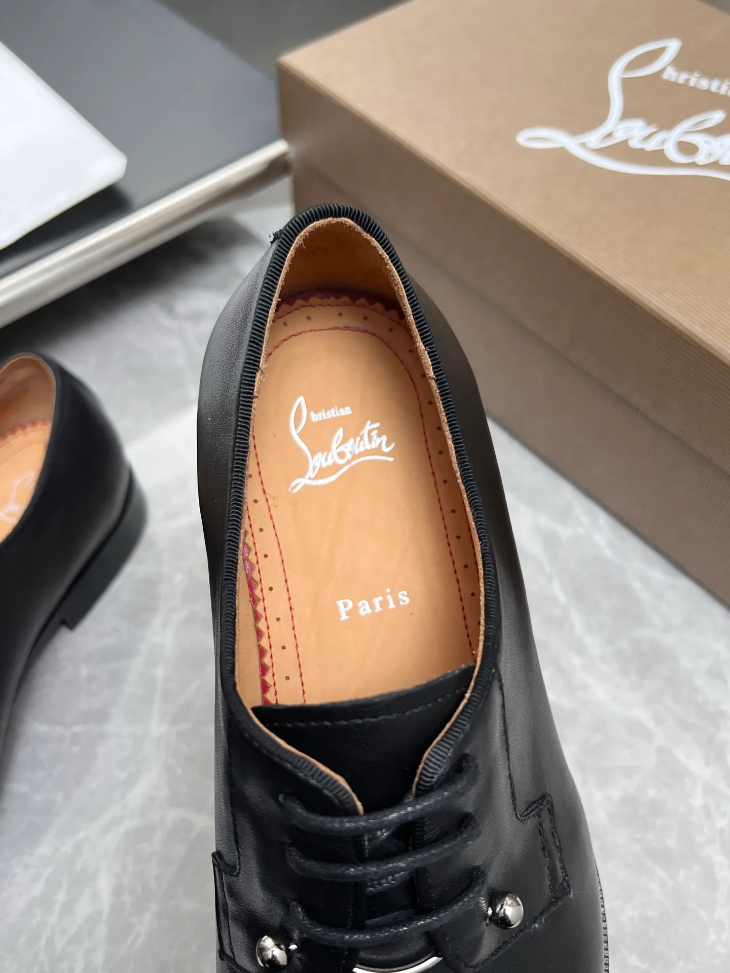 [CL red sole] Top P: 900💰 Number of yards: 39~44 (38.4546. Customized, non-refundable) CL new men's formal shoes Loaf leather shoes Christia* Loubouti* red sole shoes The red sole is luxurious and elegant, reshaping the style boundary of casual formal wear. It is extremely innovative in material selection, and creates a rich visual and tactile experience through the collision of different materials! Made of top-grade calfskin/glossy patent leather/spliced ​​technical fabric in contrasting colors. The upper is stitched by hand with fine and even stitching. It is based on the square-toe loafer shoe shape, with neat and elegant lines, which fits the toughness of men's wear. The upper is embellished with metal rivets, injecting individual details into classic loafers, breaking the mediocrity of casual shoes, and giving a concrete expression of "low-key luxury". From the original color/red cowhide lining inside the shoe to the instantly recognizable red sole, the "red sole" is not only the brand's visual identity, but also a "luxury codeword" when walking. The red sole exposed inadvertently conveys taste and identity instantly. From the innovative splicing of materials, to the personalized fusion of design, to the ingenious inheritance of craftsmanship, the Christian Louboutin men's loafer series is not only a pair of casual shoes, but also a "yuppie style" dressing weapon for men. Whether it is a casual business meeting or a casual look for daily travel, it can help you become a unique and stylish man in every occasion with its "red Loaf" attitude.